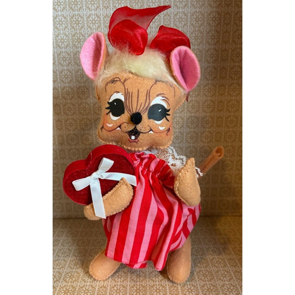 2014 Annalee 8” Sweetheart Girl Mouse W/ Candy Box Valentines Day Doll